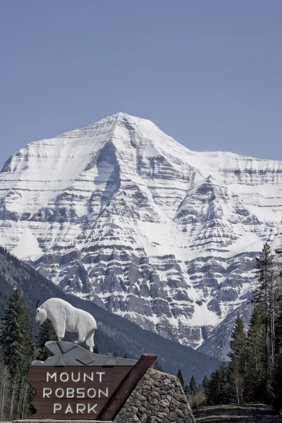 View of Mountain Robson Park Sign and Mount Robson — Stock Photo, Image