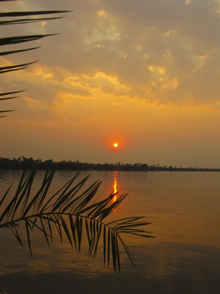 Zachód słońca nad rzeką zambezi nad wodospady Wiktorii — Zdjęcie stockowe