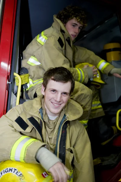 2 つの若い消防士 ロイヤリティフリーのストック画像