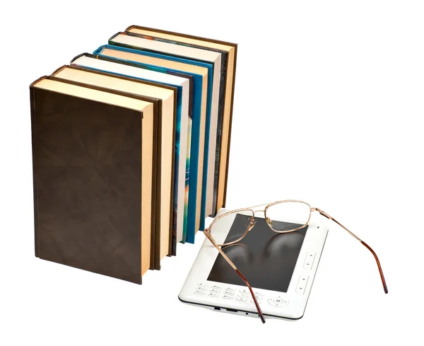 E-boek met glazen en papieren boeken — Stockfoto