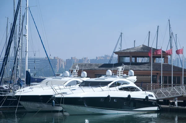 Een lijn van kruisers aangemonsterd in gibraltar marina — Stockfoto