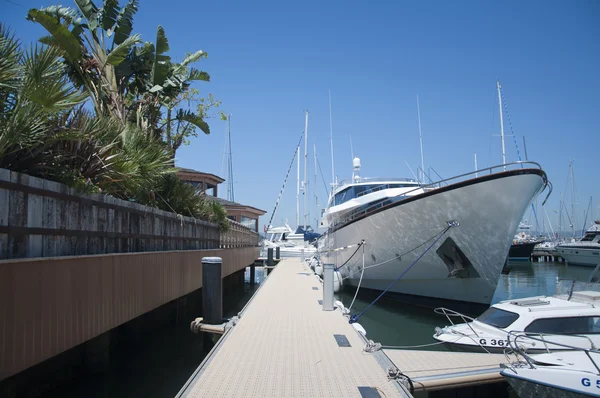 Luxury Yacht at the pontoon — Stock Photo, Image