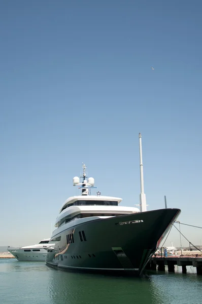 Un Super Yacht attraccato a Gibilterra — Foto Stock