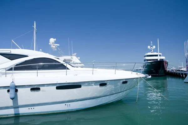 En super yacht förtöjda i gibraltar — Stockfoto
