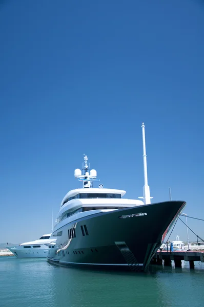 Супер яхта Berthed в Гибралтаре — стоковое фото