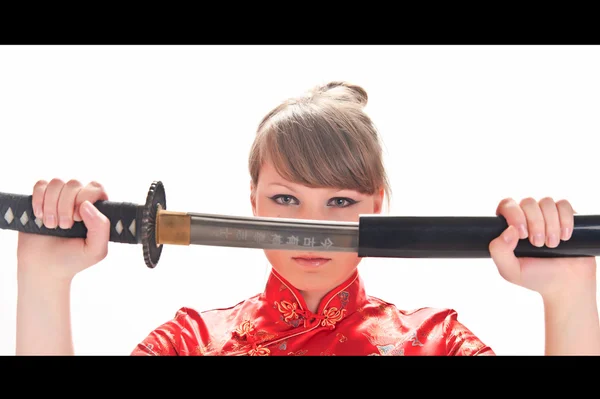 刀の剣を持つかわいい着物女性 — ストック写真