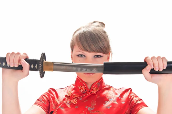刀の剣を持つかわいい着物女性 — ストック写真