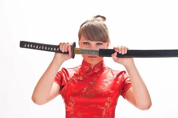 Hübsche Kimono-Frau mit Katana-Schwert — Stockfoto