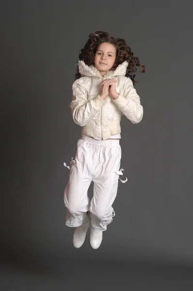 Dziewczyna w białej sukience skacze w studio — Zdjęcie stockowe
