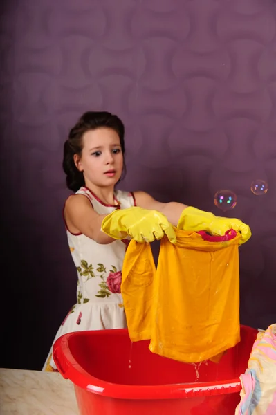Дівчина миє одяг у відрі — стокове фото