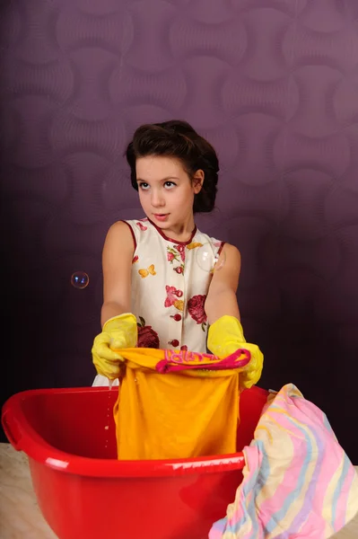 Дівчина миє одяг у відрі — стокове фото