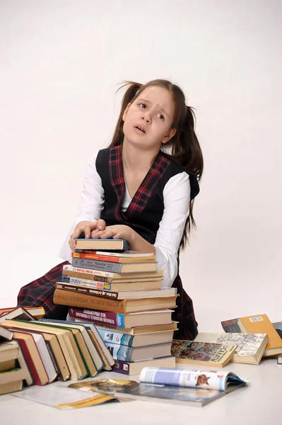 Mädchen mit einem großen Stapel Bücher — Stockfoto