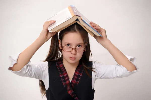 Chica con una gran pila de libros — Foto de Stock