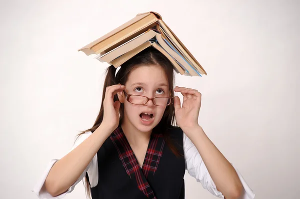 Девушка с большой стопкой книг — стоковое фото