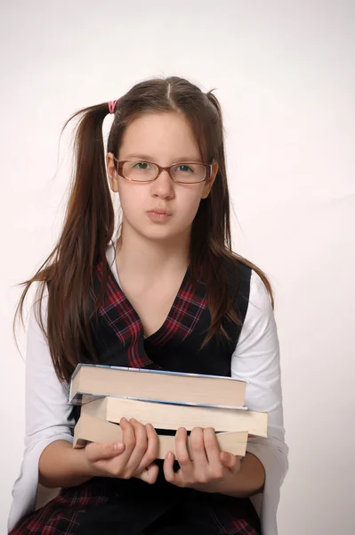Dívka s velkou hromadu knih — Stock fotografie
