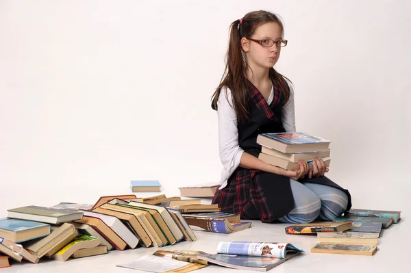 一大堆书的女孩 — 图库照片