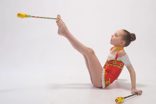 Giovane ragazza che fa ginnastica — Foto Stock