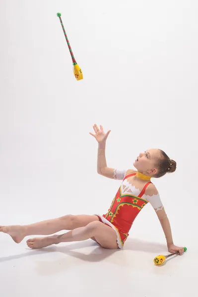Jeune fille faisant de la gymnastique — Photo