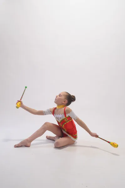 Chica joven haciendo gimnasia — Foto de Stock