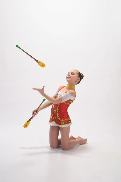 Jong meisje doet gymnastiek — Stockfoto