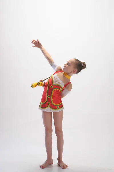 Ung flicka som gör gymnastik — Stockfoto