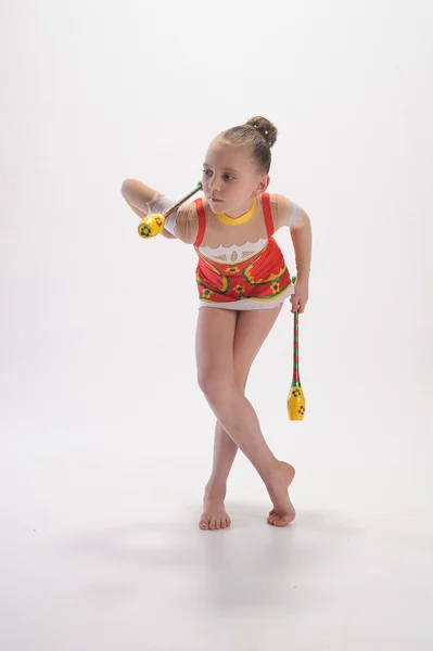 Молода дівчина займається гімнастикою — стокове фото