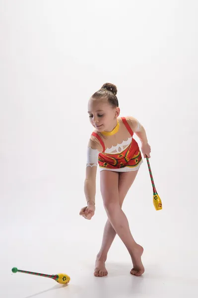 Jeune fille faisant de la gymnastique — Photo