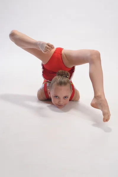 Genç kız jimnastik yapıyor. — Stok fotoğraf