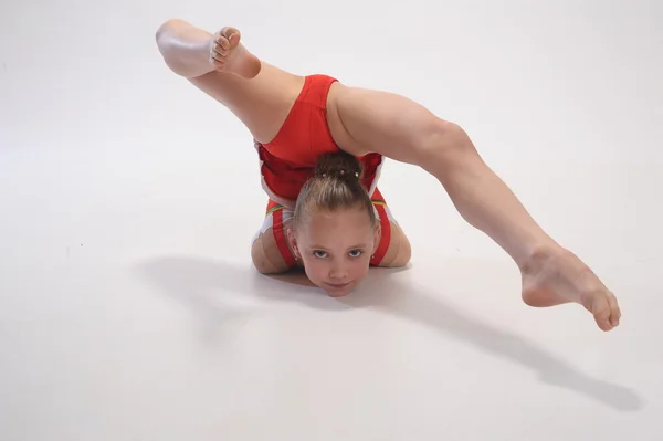 Chica joven haciendo gimnasia — Foto de Stock