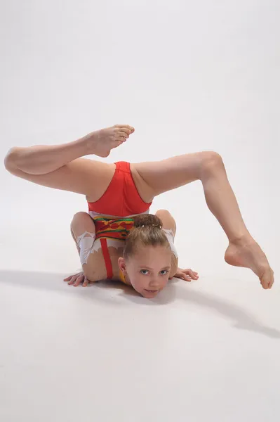 Giovane ragazza che fa ginnastica — Foto Stock