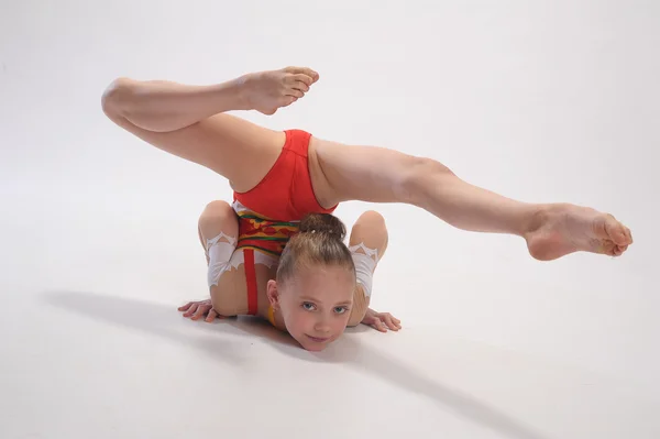 Молодая девушка занимается гимнастикой — стоковое фото