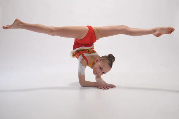 体操をしている若い女の子 — ストック写真