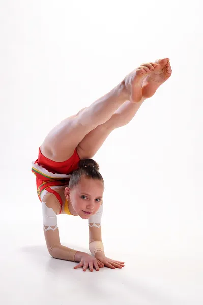 Молода дівчина займається гімнастикою — стокове фото