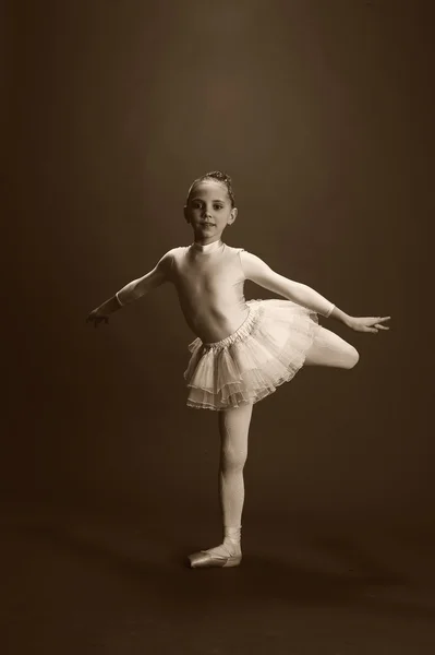 Bela dançarina posando no fundo do estúdio — Fotografia de Stock
