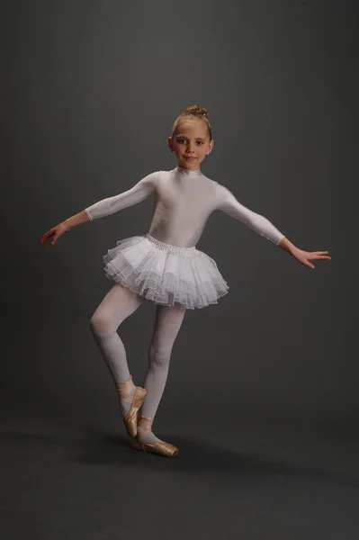 Bella ballerina posa su sfondo studio — Foto Stock