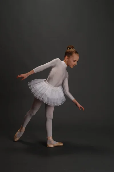 Bella ballerina posa su sfondo studio — Foto Stock