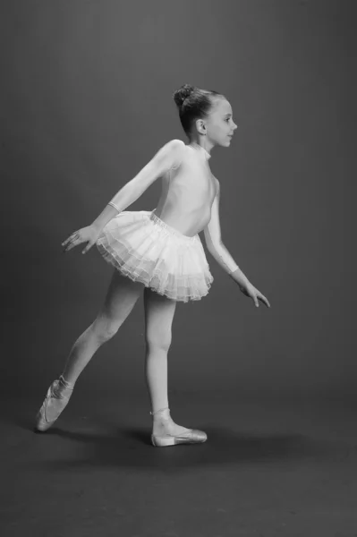 Красива танцівниця позує на студійному фоні — стокове фото