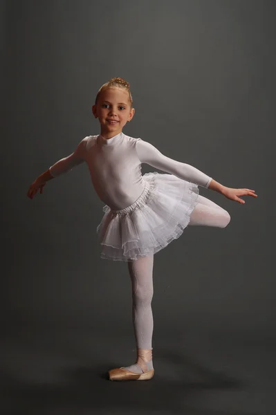 Młoda dziewczyna robi gimnastykę — Zdjęcie stockowe