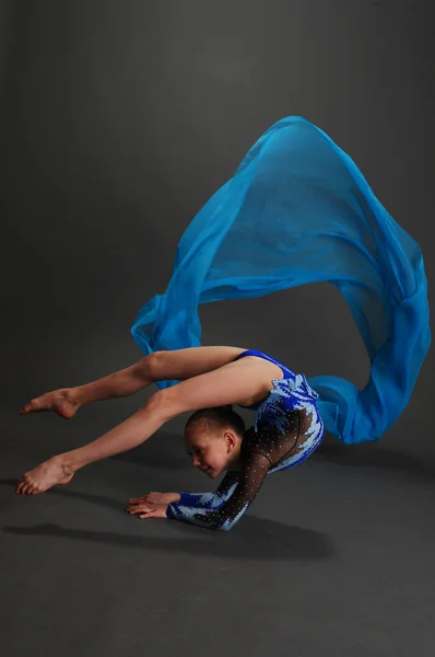 Młoda dziewczyna robi gimnastykę — Zdjęcie stockowe