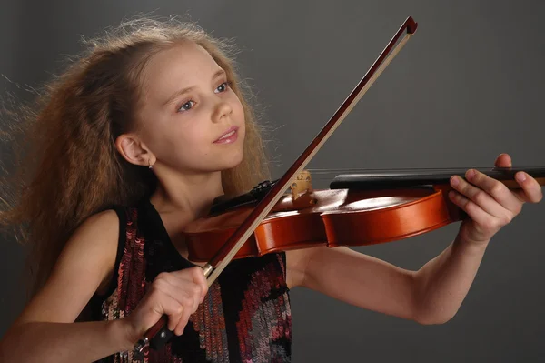 Dziewczyna grająca na skrzypcach — Zdjęcie stockowe