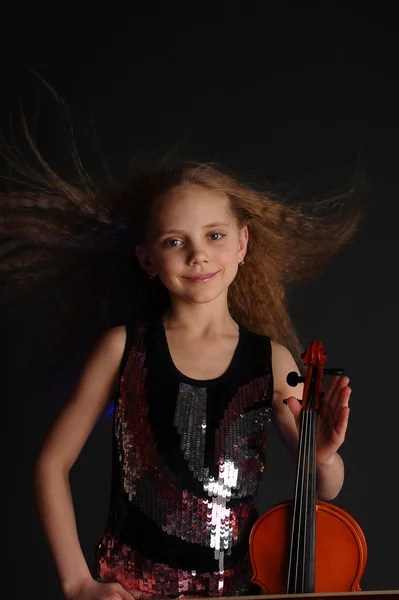 Mädchen spielt Geige — Stockfoto