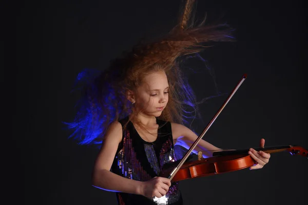 Dívka hraje na housle — Stock fotografie