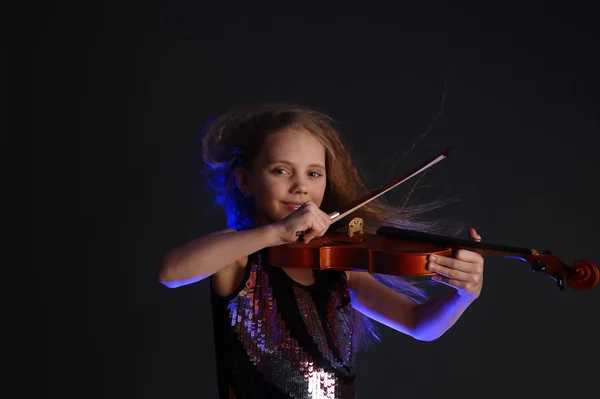 Dziewczyna grająca na skrzypcach — Zdjęcie stockowe