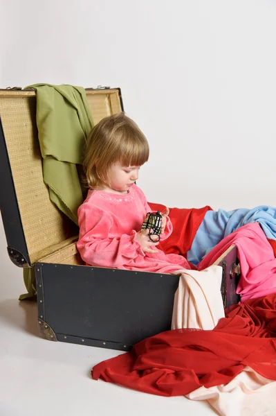 Niña y una vieja maleta —  Fotos de Stock