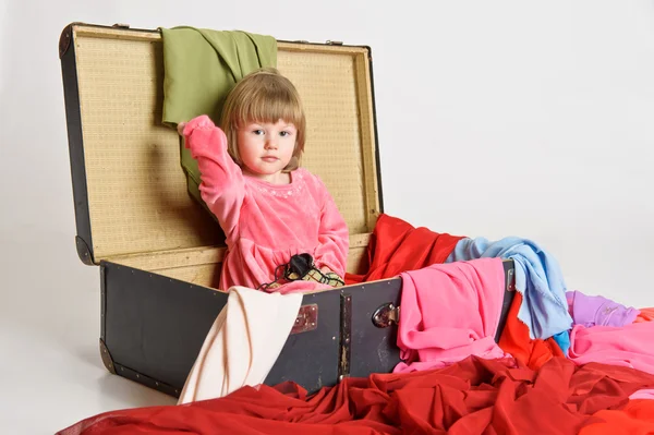 小さな女の子と古いスーツケース — ストック写真