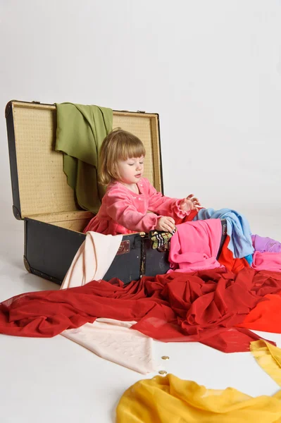 O fetiță și o valiză veche — Fotografie, imagine de stoc