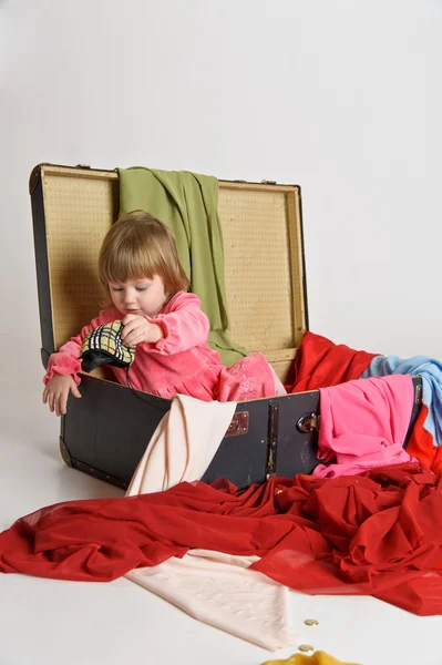 小さな女の子と古いスーツケース — ストック写真