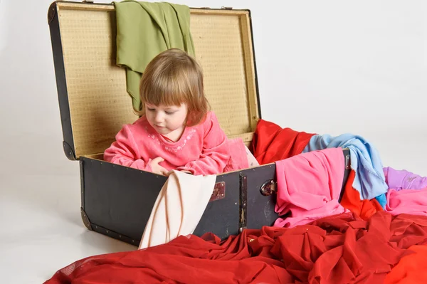 小女孩和一个老的手提箱 — 图库照片