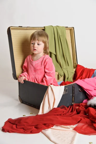 Menina e uma mala velha — Fotografia de Stock