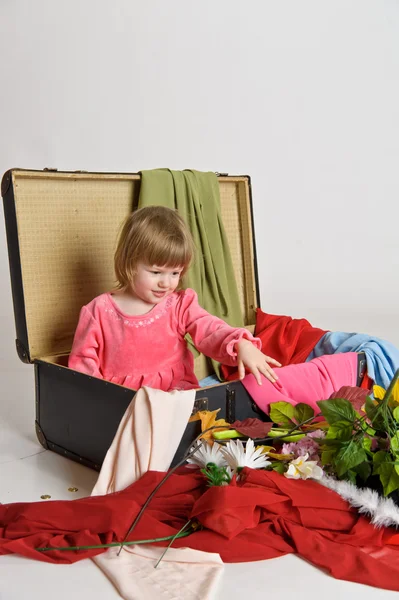 Маленька дівчинка і стара валіза — стокове фото
